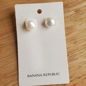 Banana Republic pearl earrings